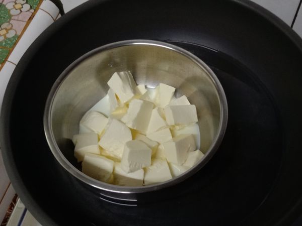 牛奶，乳酪，隔水加熱，拌勻