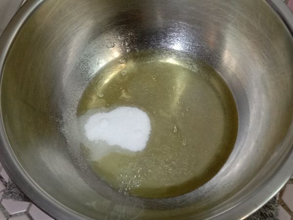 蛋白，檸檬汁，一半的糖打發