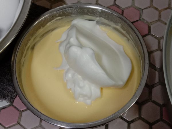 取3分之一蛋白，加入乳酪糊中，輕拌勻