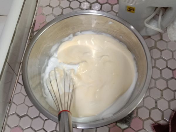 倒回蛋白糊中，拌勻