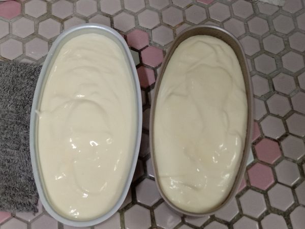 倒入烤模，輕敲幾下，震出氣泡