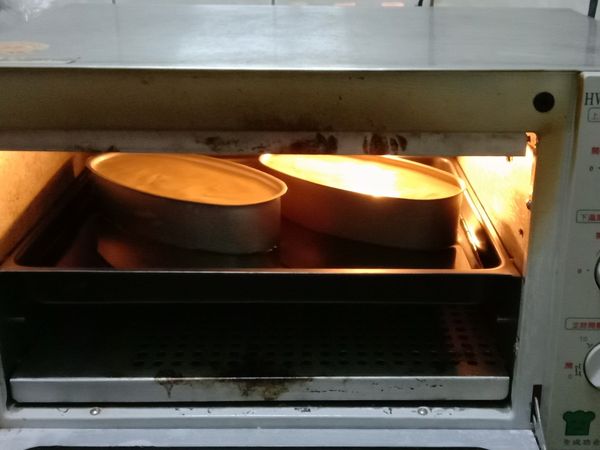 放中層  水浴法
上火200/下火140   10分鐘
上火130/下火130   40分鐘
上火140/下火140  25分鐘
如果烘焙中，水變少了，要再加水喔！