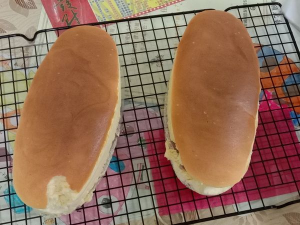 取出放涼3分鐘，脫模放涼，表面刷一層鏡面果膠


請忽略被小人偷挖一口😂😂