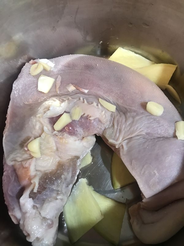 請牛肉販先刮乾淨，自己再清潔。
抹上塩1～2小時，放入電鍋，內鍋水淹過牛舌即可。