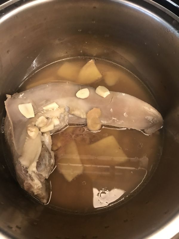 外鍋加水一杯，開關跳起悶二十分。
同樣動作三次。