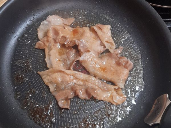 以中火將豬肉片煎熟後，將醬汁倒入鍋中，收汁後起鍋。