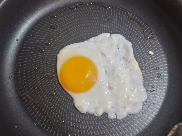 煎一個太陽蛋。