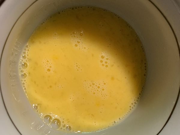 將雞蛋打入碗內均勻打散。