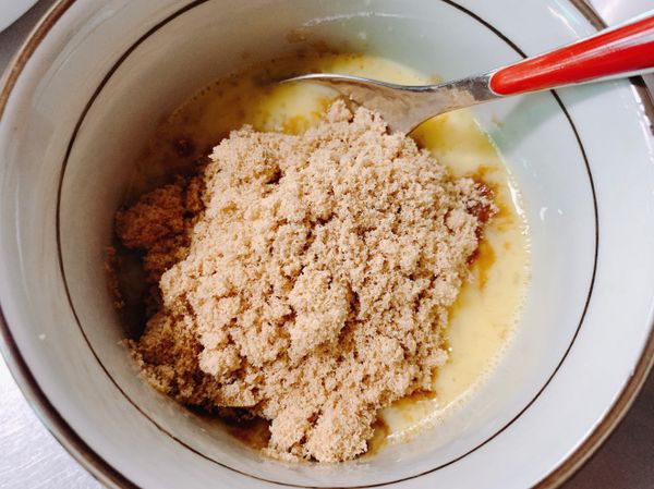 將三溫糖倒入雞蛋液中，攪伴均勻。