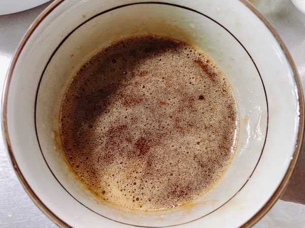 將已事先融化好的奶油倒入雞蛋液碗中，並攪拌均勻。