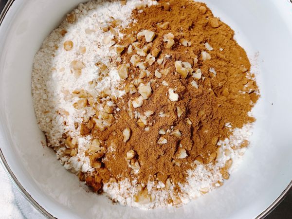 將 低筋麵粉、三溫糖、肉桂粉、核桃顆粒 倒入攪拌盆裏面均勻混合。