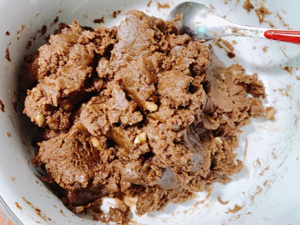 在混合好的粉盆裡面 加入 步驟4的材料，並且攪拌至麵團均勻。
⭐️如果攪拌到最後覺得麵團太乾，可以加入一點點的鮮奶繼續攪拌使麵團均勻（但是不可以過多，大約一小口的量）