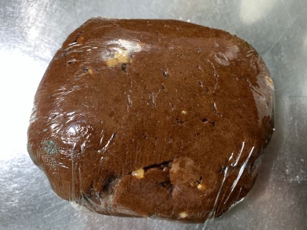 將麵團包上保鮮膜，放置冰箱冷藏20分鐘。