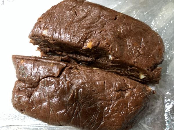 20分鐘後取出麵團。
對半分切分次桿麵（此動作是為了家中桿麵空間若不夠大）