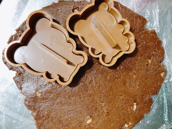 將麵糰均勻的桿開至自己喜歡食用手工餅乾的厚度，並且使用自己喜歡圖案的壓模壓上。