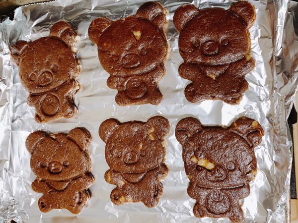 ⭐️烘烤餅乾前，事先將烤箱已160度（家用小烤箱約 中火 刻度）預熱 8分鐘。
待烤箱預熱完成後，可將已壓好的造型麵團放入烤箱已160度（家用小烤箱約 中火 刻度）烘烤約8分鐘左右即可完成。