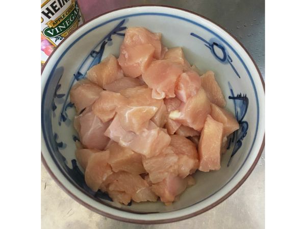 先切丁，開始醃製肉才不會柴，醃好進冰箱30分鐘