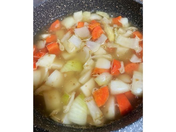 加入水，滾5-8分鐘，加入咖哩塊，再把醃的雞胸肉丟進來，煮5分鐘，要邊攪拌小火煮