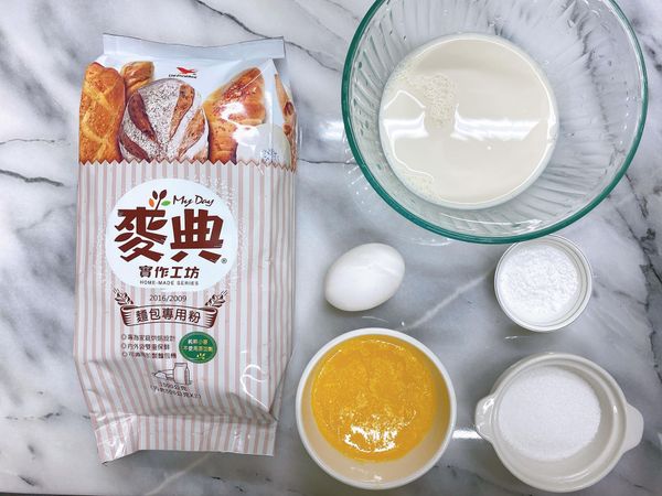 在盆中將牛奶、砂糖、蛋先混合；