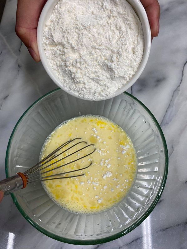 把麵粉和泡打粉先稍微混合一下後，一起加入盆中；