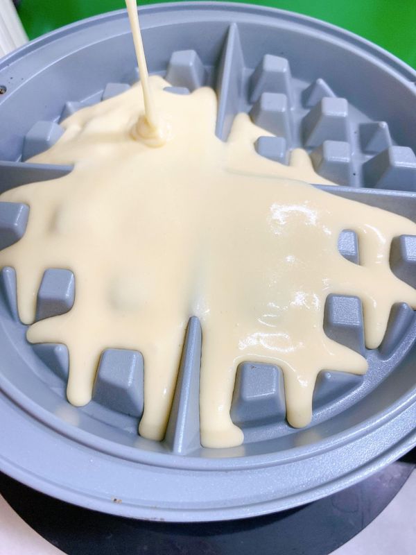 倒入鬆餅機，如果是照片這種格子鬆餅機，大約8-9分滿；

※倒入麵糊後，蓋上蓋子，可以稍微前後左右搖晃一下，讓麵糊在模型中均勻分布。