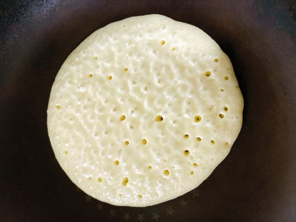 麵糊下鍋後不要馬上急著翻面！
煎到麵糊表面均勻的冒出許多小氣泡，就是最佳的翻面時機；