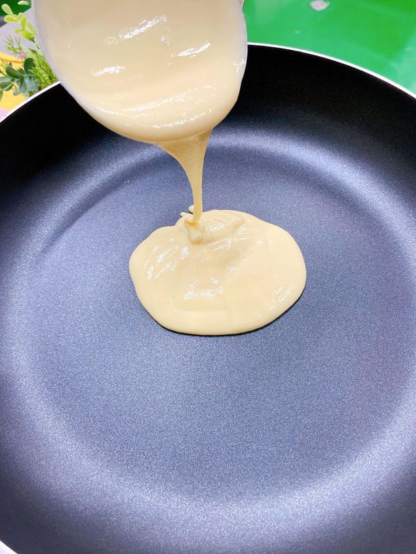 沒有鬆餅機的話，也可以用平底鍋直接煎，
在平底鍋內塗一層薄薄的油，(如果是不沾鍋不塗油也沒關係)，下一勺麵糊，用中小火慢煎；