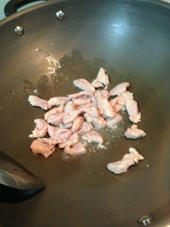 熱油鍋燒微炒豬肉丁，