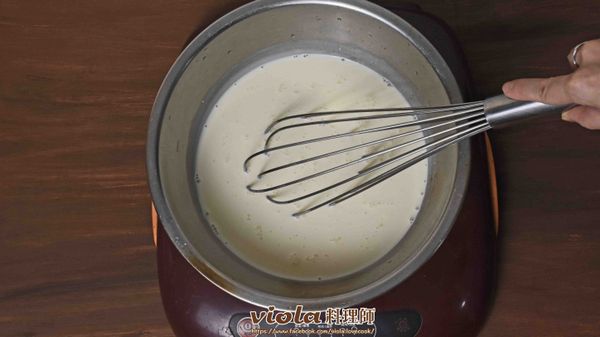 把鮮奶油、鮮奶、糖、香草精放入鍋中，可開小小火，讓液體溫度略為升高（目的只是要食材混合均勻、糖👉確實融化）攪拌到糖融化後，就可以把火關掉，液體溫度以不超過50度為主