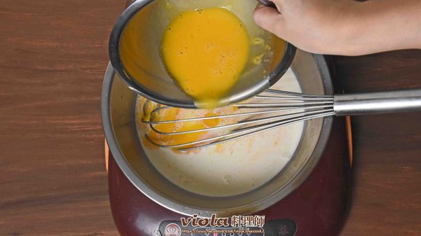 加入蛋液，混合拌勻