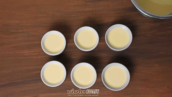 準備好耐熱的烤皿，把液體填入，約8~9分滿就好