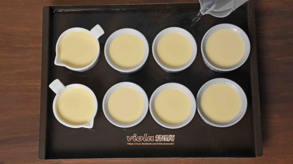 準備深烤盤，加入熱水（熱水高度約烤盤的1/3高即可）