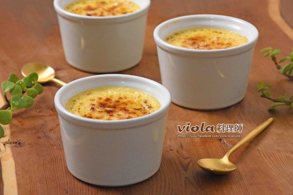 烤好後烤箱取出，放涼後放入冰箱，至少冰2~3小時，有冰了再享用才好吃喔！要吃的時候表面撒上一些糖，用噴槍烤表面，糖有焦糖色即可享用