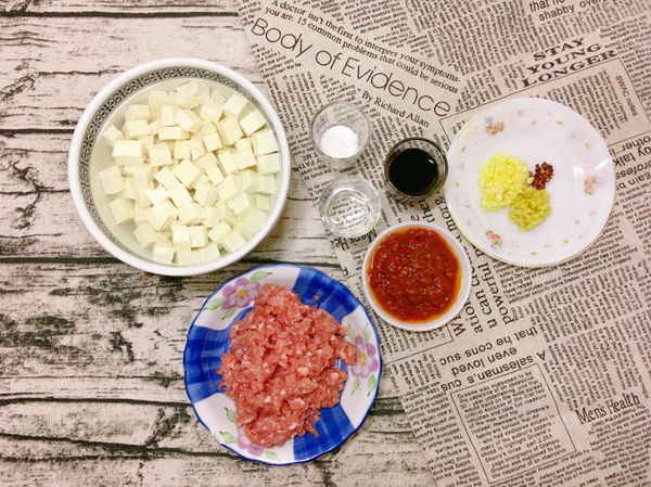 備料
1.蒜頭切末
2.薑切末
3.蔥切花
4.豆腐切小塊