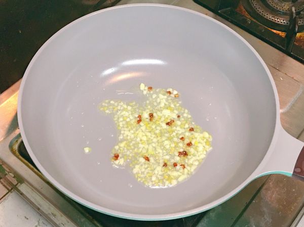 1.起油鍋
2.蒜末、薑末、花椒粒入鍋爆香
