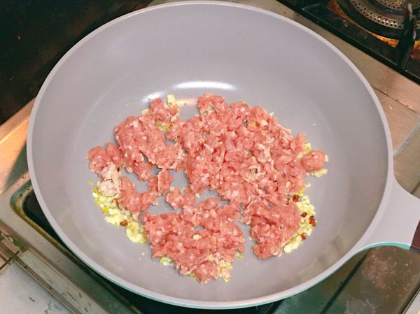 1.豬絞肉入鍋拌炒至半熟
2.加入米酒，炒至絞肉變白