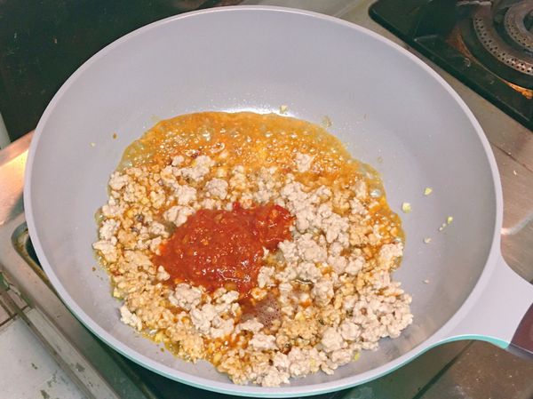 1.辣豆瓣醬、醬油、砂糖入鍋拌炒均勻