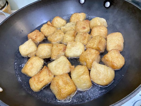 這次做比較多,我買市售已經炸好的烤麩,先用熱水川燙,把炸油去掉.