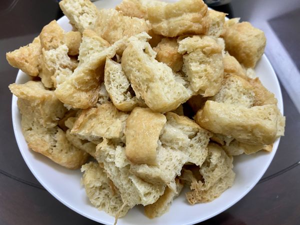 川燙過的烤麩放涼後手撕或切成小塊備用.