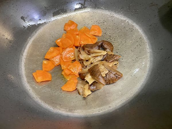 先炒配菜,鍋中加油,先炒香香菇,再加入紅蘿蔔.