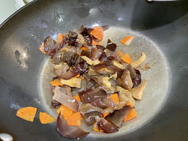 接著加入木耳,拌炒一會,加點雞粉調味,就將這些配菜盛起.