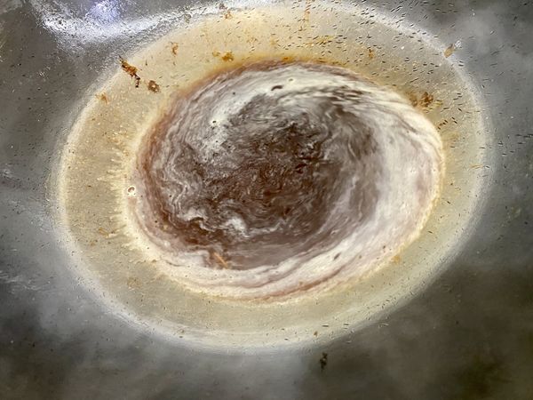 不用洗鍋,將醬油,糖,雞粉,鹽,清水和香菇水都加入鍋中燒滾.