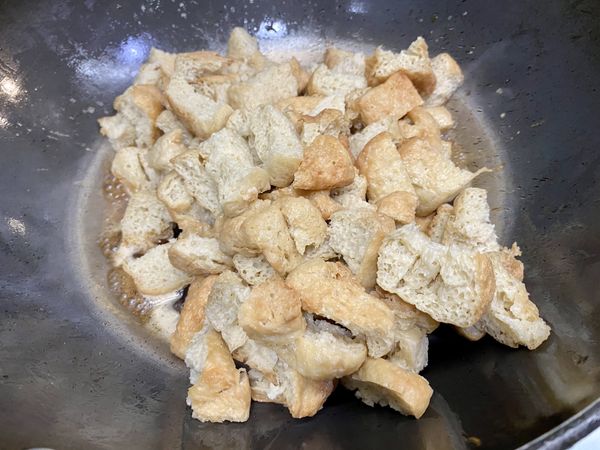 把之前撕成小塊的烤麩放入燒滾的調味汁中拌炒,烤麩像海綿一樣會吸汁.