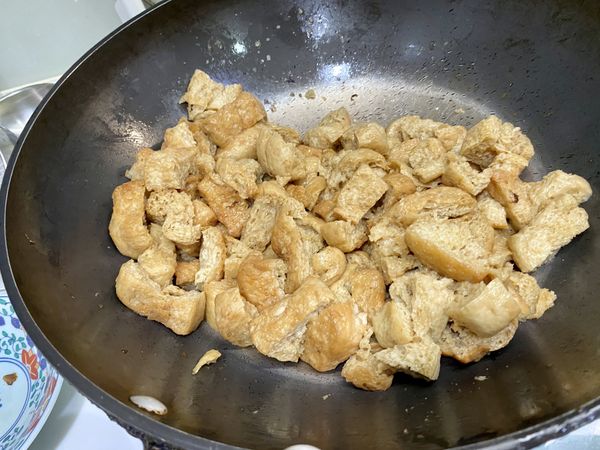 拌炒讓調味汁充分地和烤麩融合.