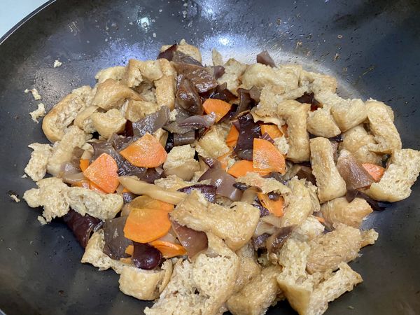 放入之前炒的配料,香菇,紅蘿蔔和木耳.