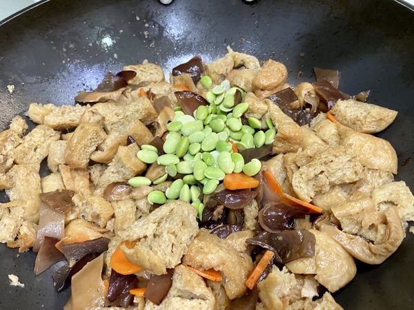 再放入川燙且剝了皮的毛豆,增添一些綠.