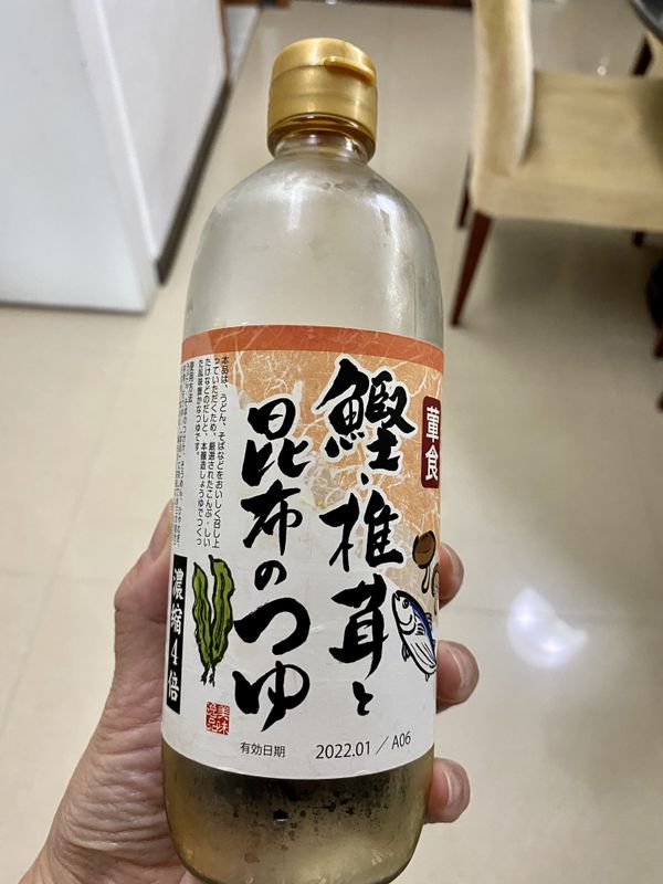 我這次是用這款濃縮四倍的日式香菇醬油,忠孝Sogo超市買的.