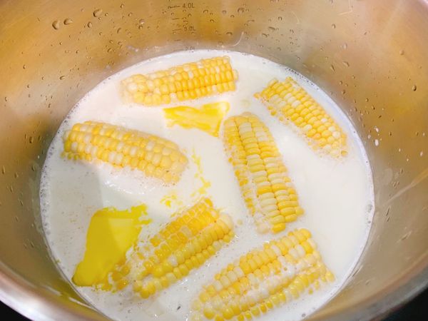 玉米洗去皮乾淨，要不要對半折隨你，我只是方便塞進便當盒😅
倒入所有材料（喜歡甜一點才加煉乳，不然千萬別加會變甜滋滋），小火蓋過燜煮20分鐘。