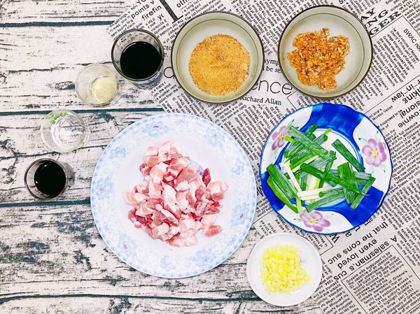 備料
1.豬五花切絲
2.青蔥切段
3.蒜頭切末
4.紅蔥頭切末