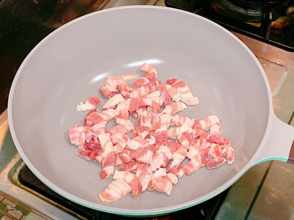 1.起油鍋
2.五花肉倒入鍋內煸香煸油，炒至外表變白